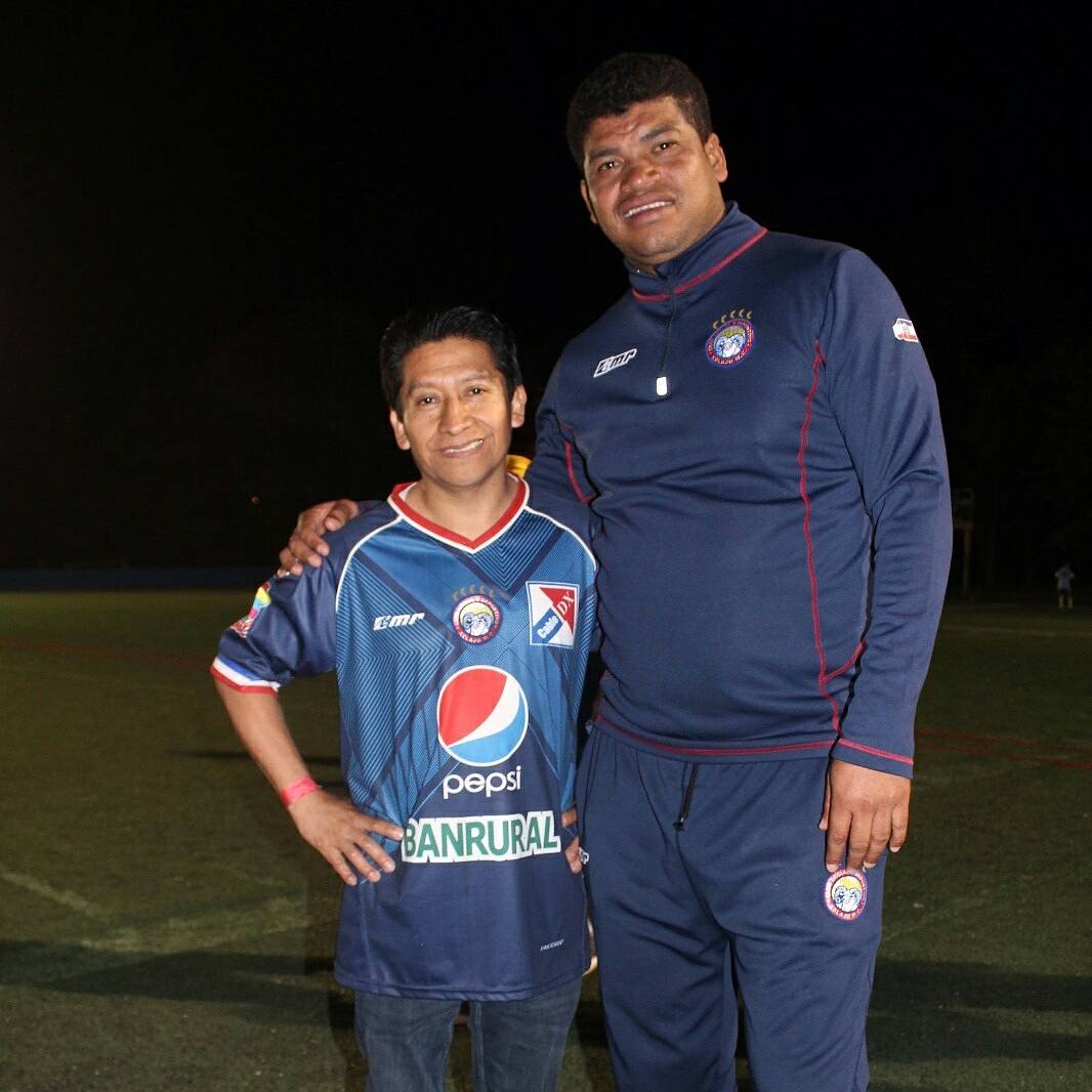 El técnico del Xelajú MC Ronald Gómez comparte con un aficionado en la gira que realizó el plantel por Estados Unidos. (Foto Prensa Libre: Giovanni Calderón)
