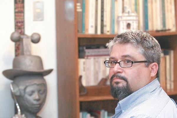 Feliu Moggi estudió bajo la tutela del gran asturianista Gerald Martin.