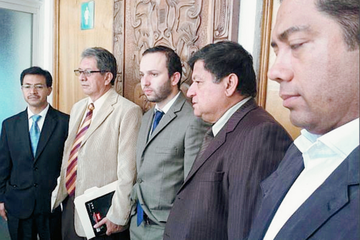 Miembros de la Comisión Pesquisidora acudieron a la PDH a interponer denuncia. (Foto Prensa Libre: Jessica Gramajo)