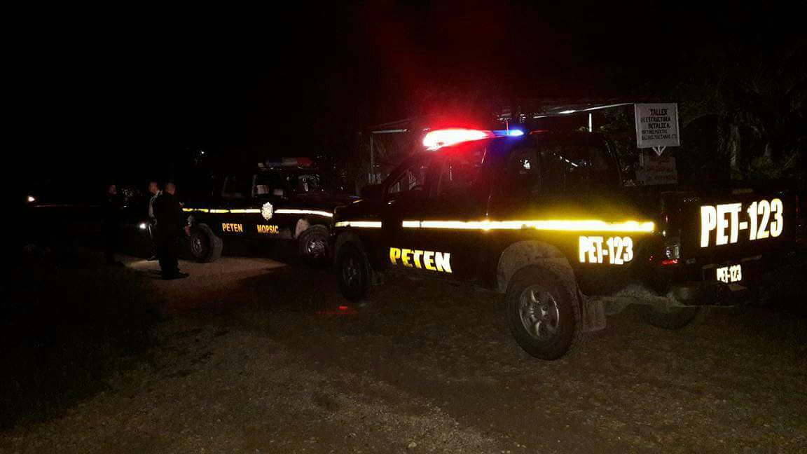 Agentes de la PNC llegaron a la vivienda donde fueron atacados madre e hijo. (Foto Prensa Libre: Rigoberto Escobar).