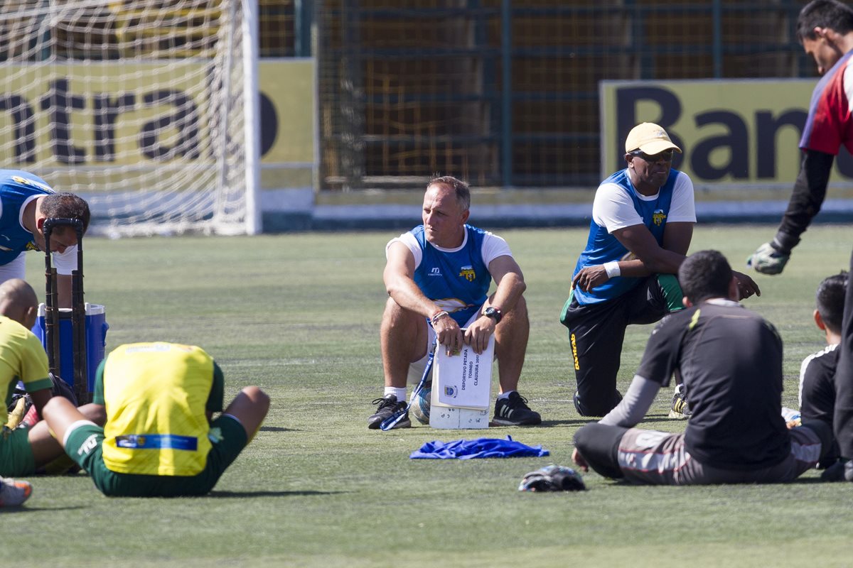 Ramiro Cepeda durante el entrenamiento del Deportivo Petapa que prepara el partido contra Municipal del próximo domingo. (Foto Prensa Libre: Edwin Fajardo)