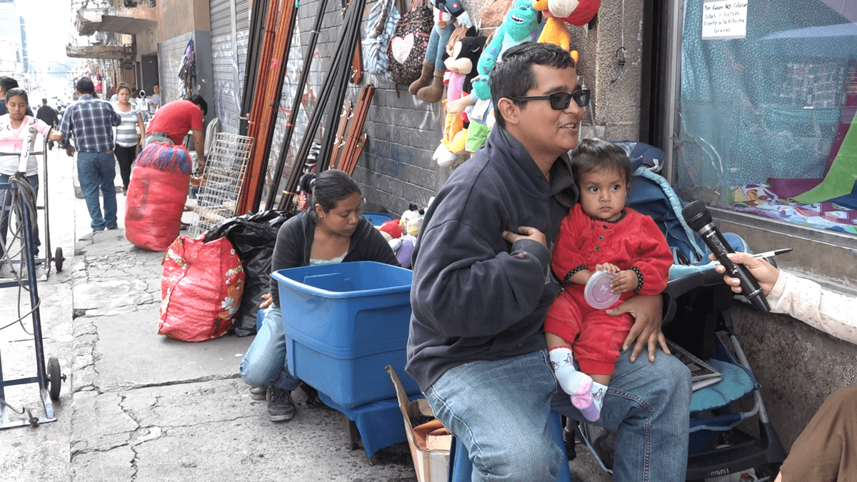 José Daniel García vende juguetes junto a su familia en la 8a. calle de la zona 1 desde hace cinco años. Foto Prensa Libre: David Castillo