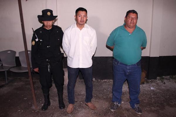 Mario Enrique Quiroz, de 51 años, y Carlos Arnoldo Soto Jiménez, 29, fueron detenidos en Amatitlán. (Foto Prensa Libre: PNC)