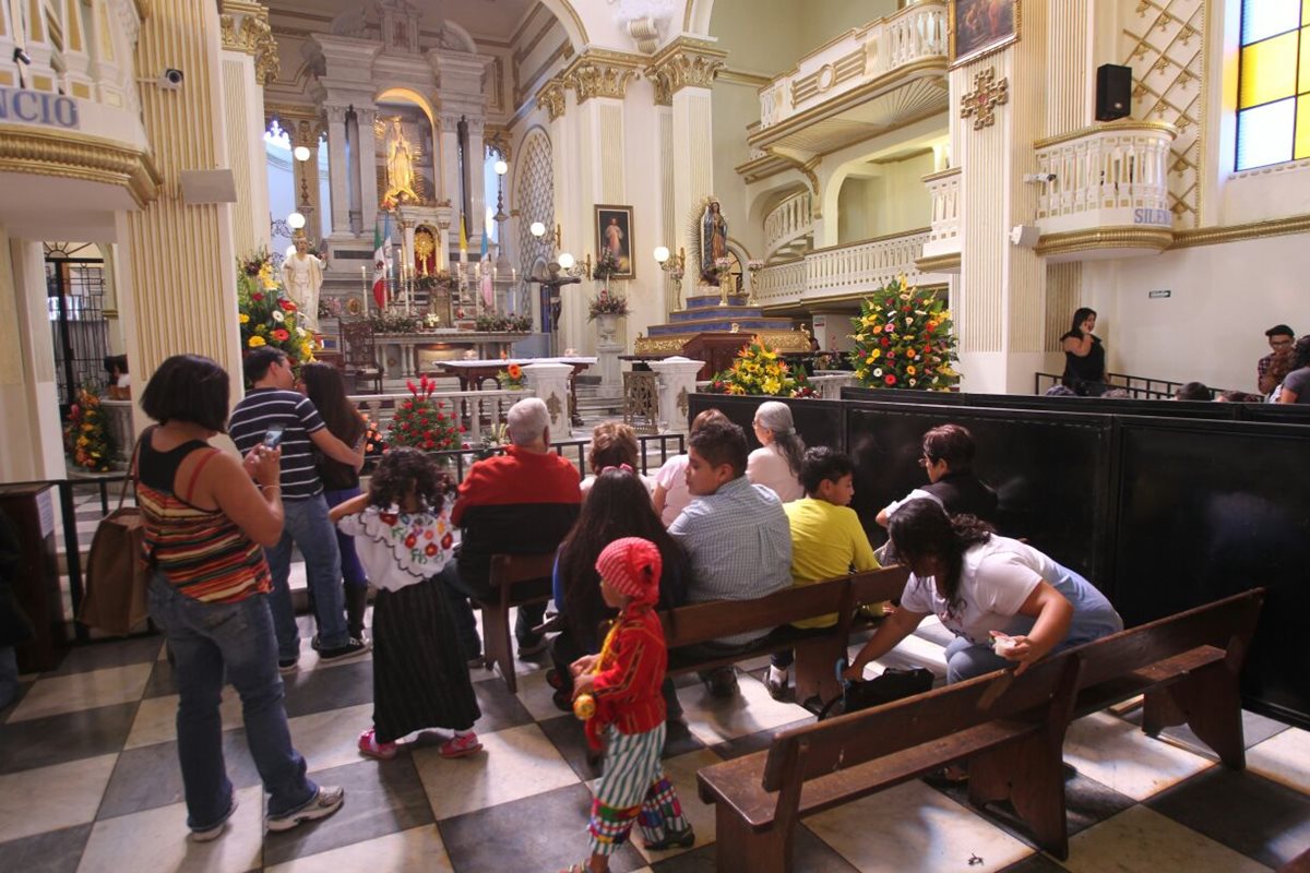 Fieles católicos comienzan a llegar a la Iglesia Santuario de Guadalupe para venerar a la imagen. (Foto Prensa Libre: Érick Ávila).