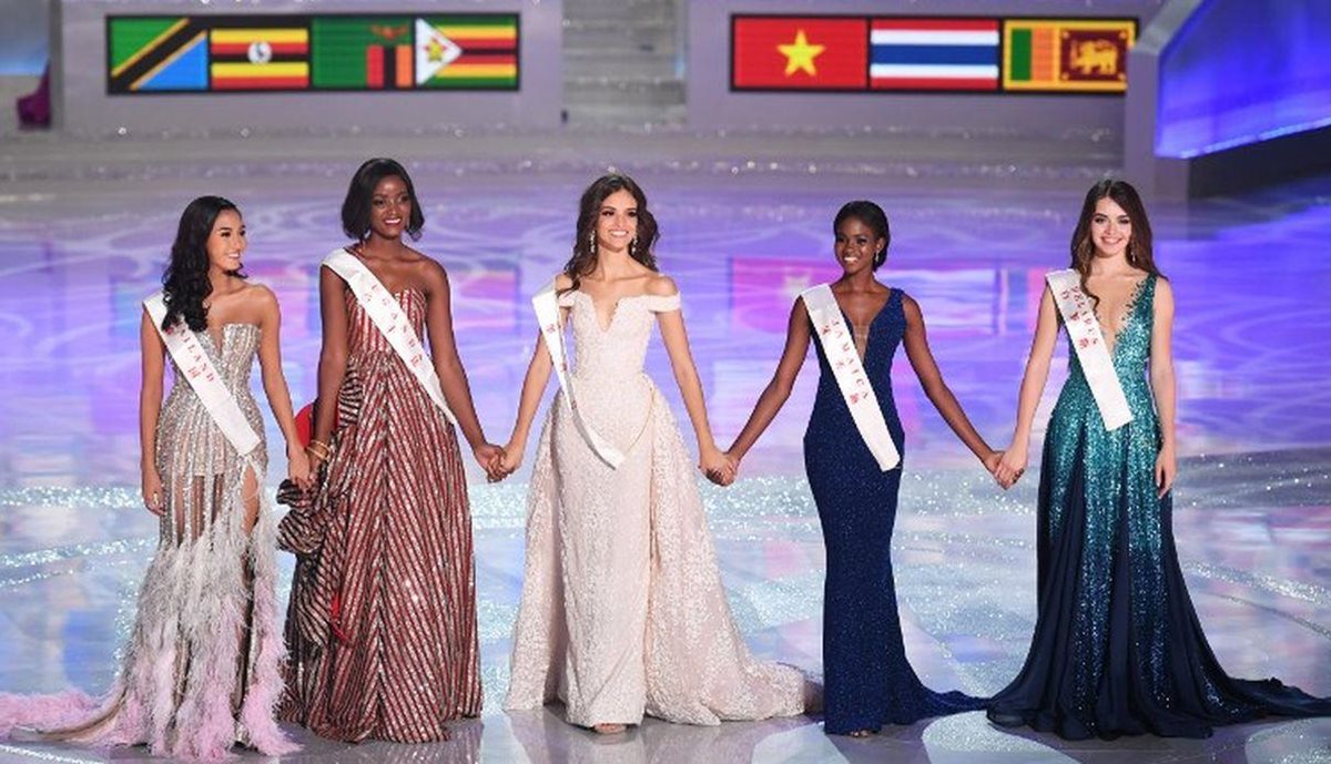 Las representantes de Bielorrusia, Jamaica, México, Tailandia y Uganda fueron las cinco finalistas de la noche. (Foto Prensa Libre: AFP)
