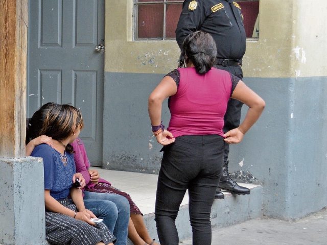 Un grupo de mujeres, entre ellas cuatro menores, fueron rescatadas recientemente en cantinas de la zona 5 de Huehuetenango. (Foto Prensa: Libre Mike castillo)
