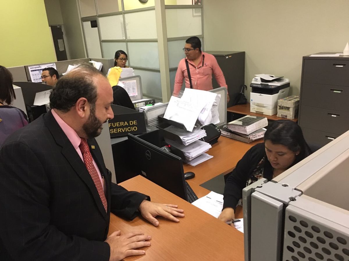 Antonio Malouf, presidente de Cacif, presenta el memorial en el Ministerio Público. (Foto: La Red)