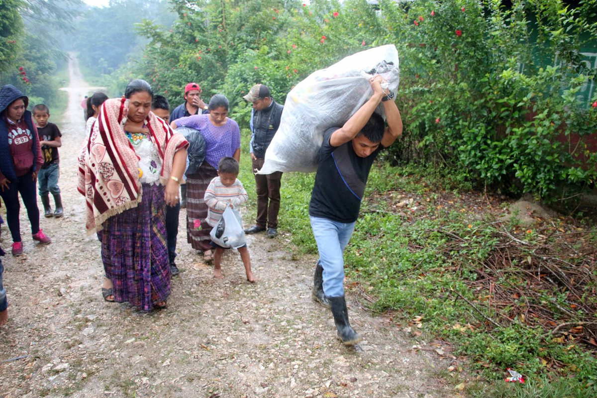 En San Antonio Secortez, Raxruhá, Alta Verapaz, los vecinos carecen de servicios básico y para obtener algunos artículos deben caminar largas distancias. (Foto Prensa Libre: Eduardo Sam Chun)