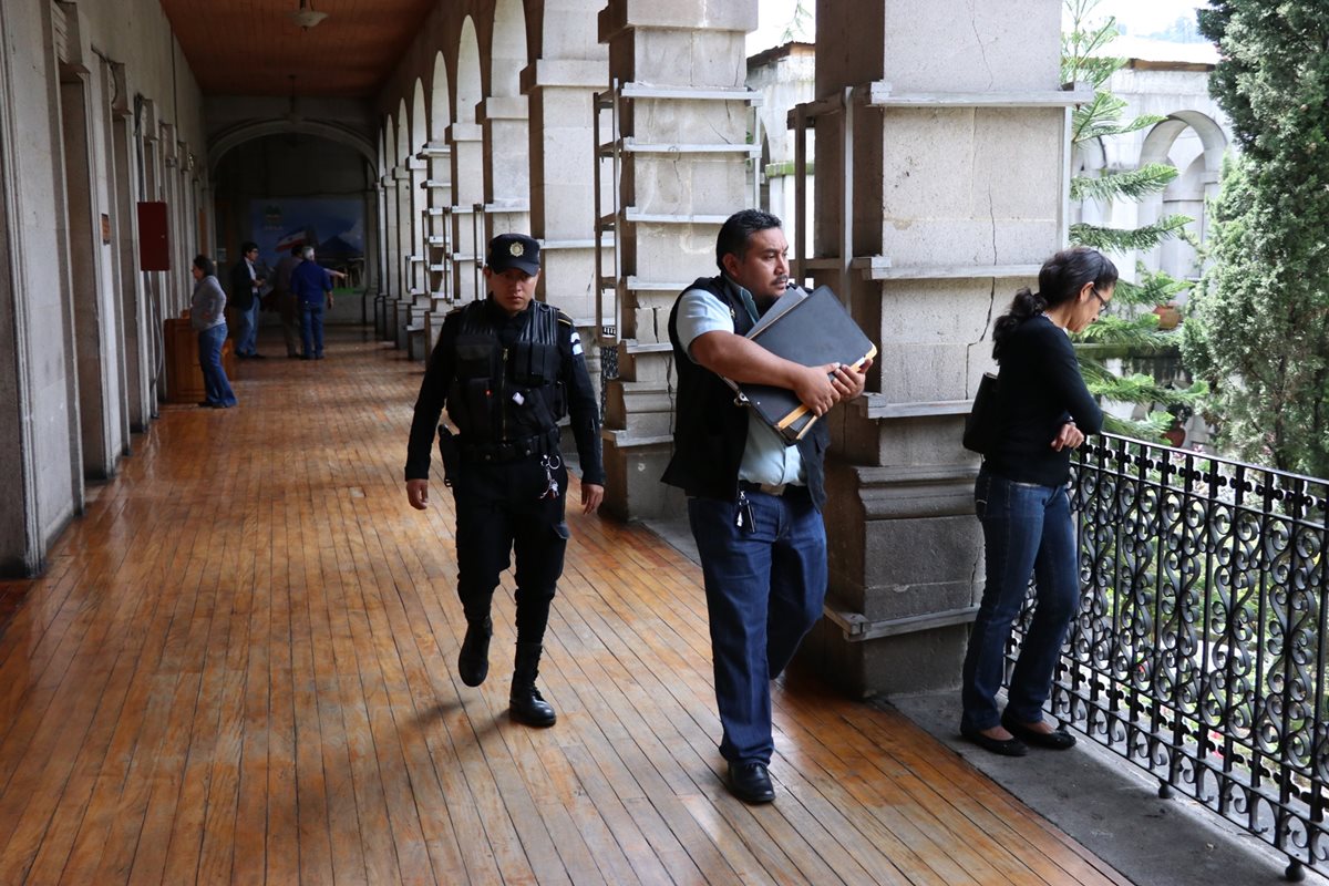 Investigadores del MP y de la Cicig efectuaron las diligencias acompañados de la PNC.(Foto Prensa Libre: María José Longo.)