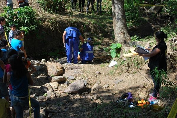 Investigadores trabajan en el lugar donde murió de forma violenta una de las víctimas, en la cabecera de Jutiapa. (Foto Prensa Libre: Óscar González)