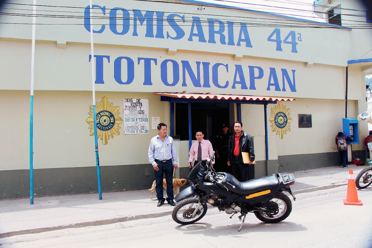 Representantes de los 48 Cantones de Totonicapán hacen una inspección en la comisaría 44 de la PNC. (Foto Prensa Libre: Édgar Domínguez)