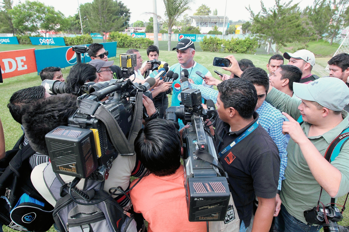 Iván Sopegno atiende a los medios de comunicación, antes del inicio de la práctica de la Azul y Blanco. (Foto Prensa Libre: Norvin Mendoza)