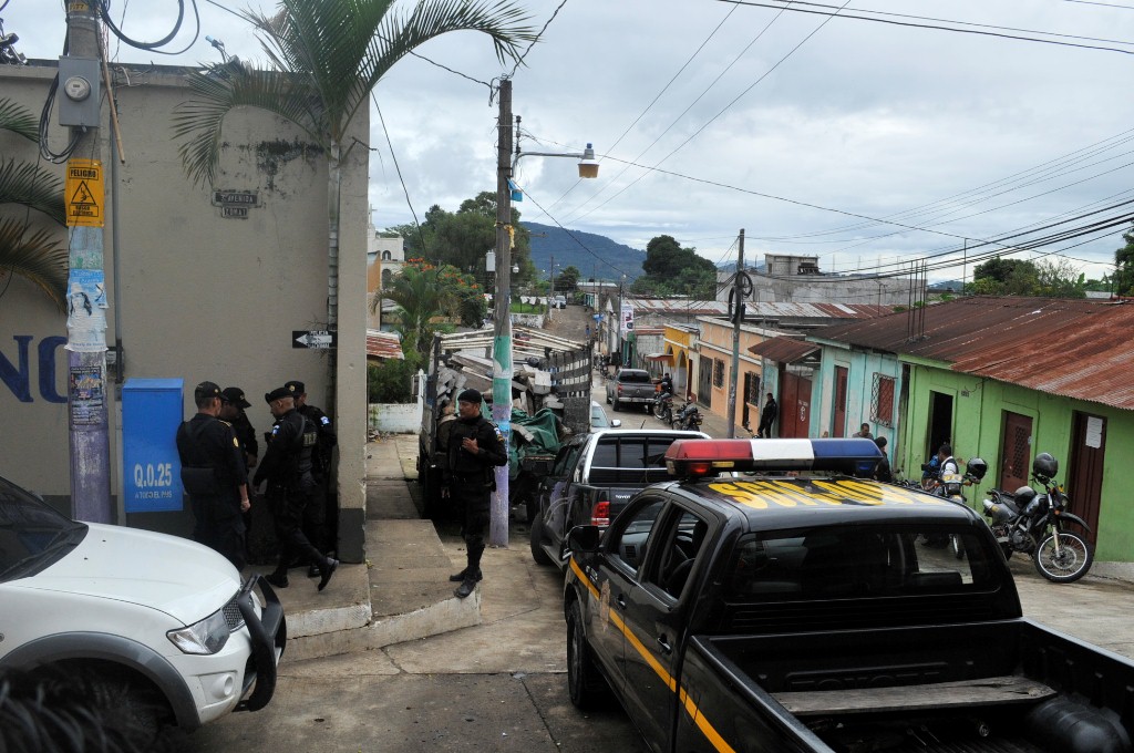 Agentes de la PNC efectúan patrullajes en Pueblo Nuevo Viñas, Santa Rosa. (Foto Prensa Libre: Oswaldo Cardona)
