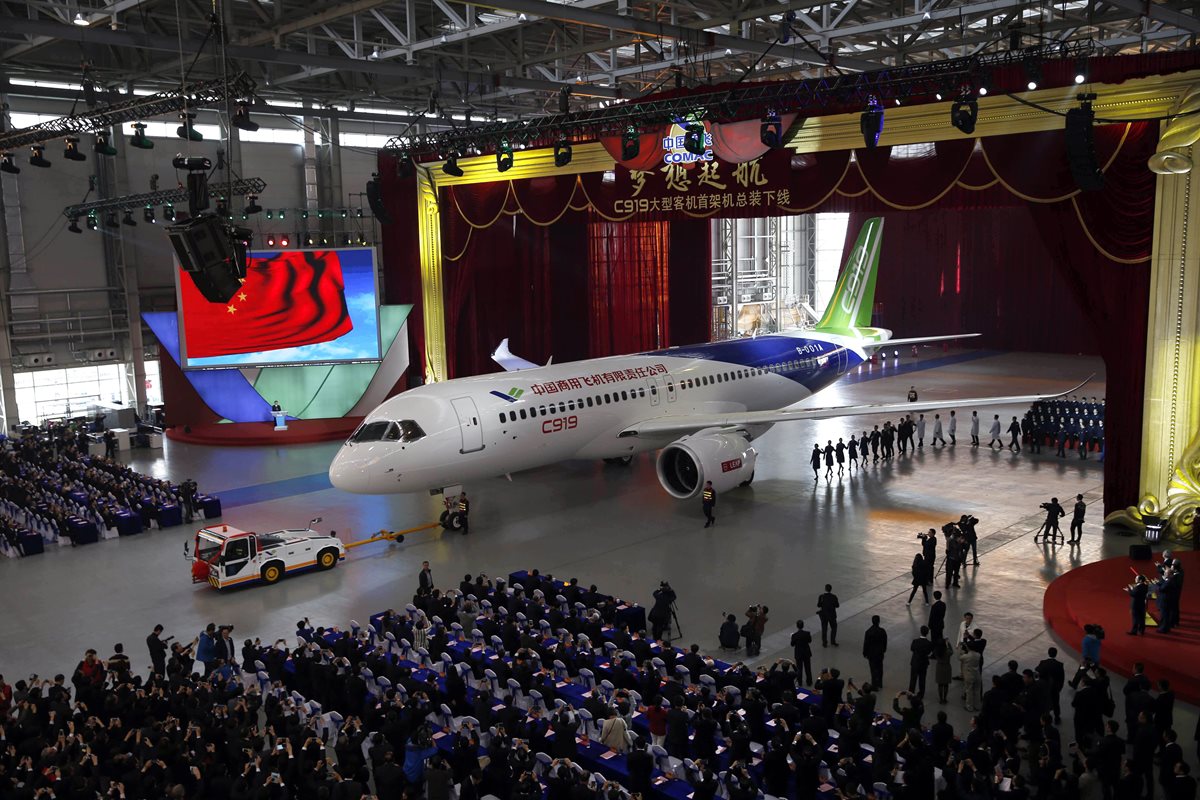 La construcción de los grandes aviones reducirá la dependencia a Boeing y Airbus. (Foto Prensa Libre: EFE)