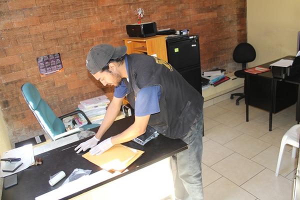 Fiscales del Ministerio Público inspeccionan la oficina del Codede en Jutiapa donde delincuentes ingresaron y se llevaron una cámara y una laptop. (Foto Prensa Libre: Oscar González)<br _mce_bogus="1"/>