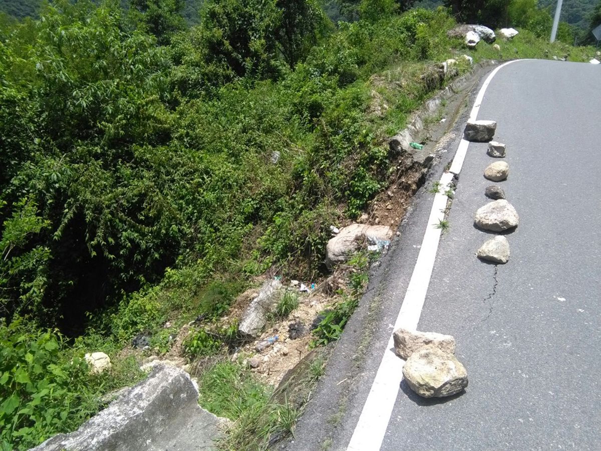 Autoridades han señalado con piedras el lugar afectado, para prevenir a los pilotos. (Foto Prensa Libre: Ángel Julajuj)