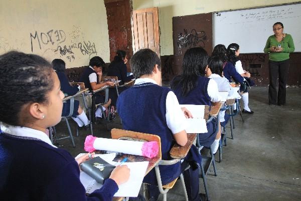 Una maestra imparte clases a alumnos de secundaria. (Foto Prensa Libre: Archivo)<br _mce_bogus="1"/>