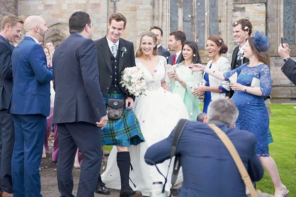 Andy Murray y su esposa Kim al salir de la catedral de Dunblane en donde se casaron. (Foto Prensa Libre: EFE)
