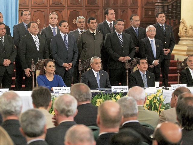Otto Pérez Molina y Roxana Baldetti ejercían sus cargos como presidente y vicepresidenta cuando fueron señalados por el MP y la CICIG en Guatemala como presuntos jefes de la red de defraudación aduanera La Línea. (Foto Prensa Libre: Hemeroteca)