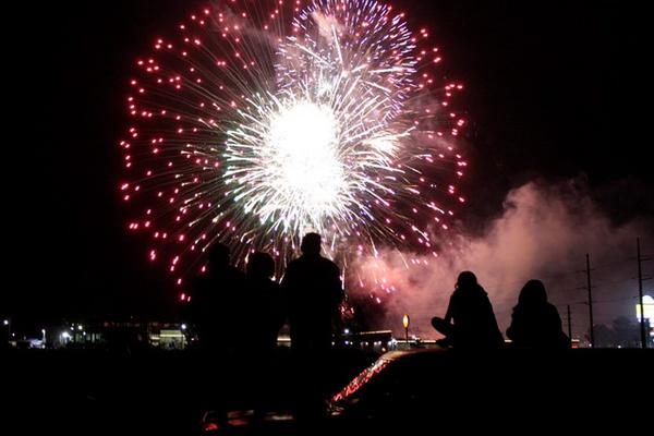 A las 19.30 horas, más de siete mil juegos pirotécnicos fueron admirados por adultos y niños. (Foto Prensa Libre: Carlos Ventura)