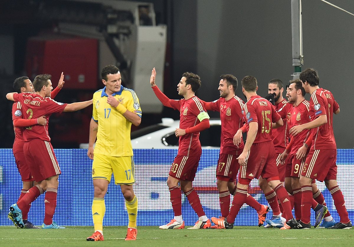 Jugadores de España festejan luego de conseguir el triunfo ante Ucrania. (Foto Prensa Libre: AFP)