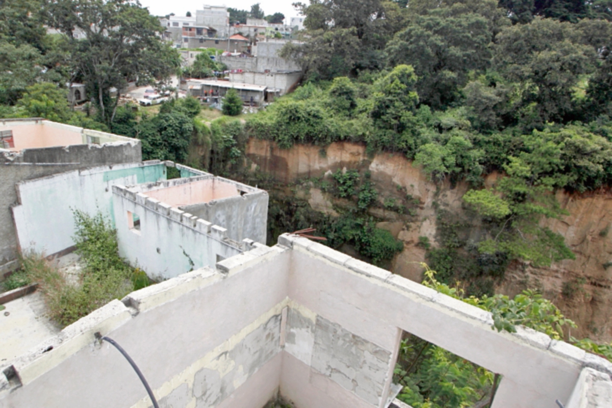 Varias casas fueron abandonadas, por los derrumbes que han ido socavando el suelo.(Foto Prensa Libre: Edwin Bercián)