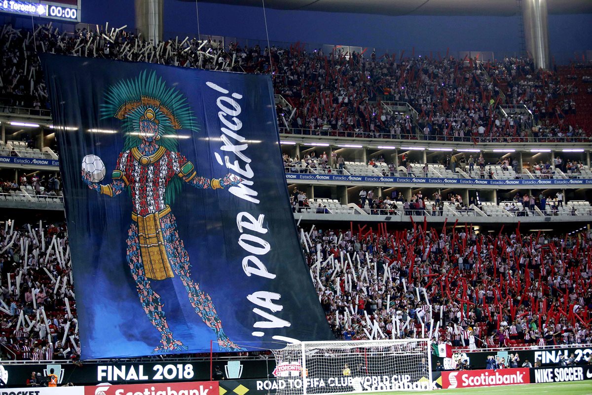 Los aficionados mexicanos dieron su máximo apoyo a las Chivas. (Foto Prensa Libre: AFP)