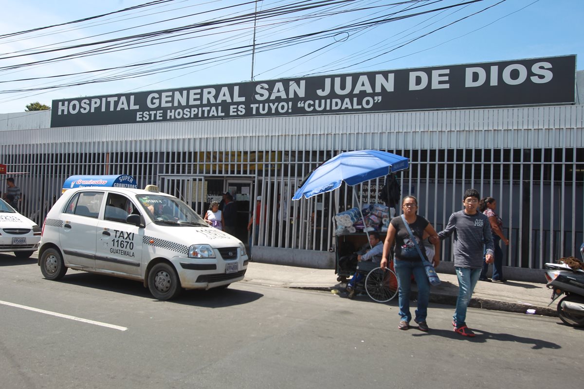 En el Hospital General San Juan de Dios se reciben, todos los días, cinco a siete reportes de personas abandonadas. (Foto Prensa Libre: Hemeroteca PL)