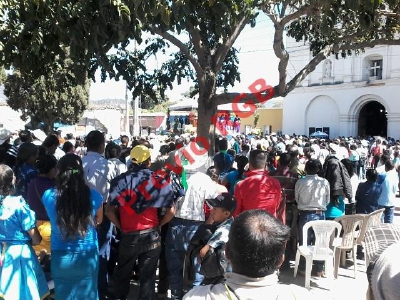 Pobladores de Jalapa celebran con marcha resolución de la CC que avala consulta comunitaria contra la minería (Foto Prensa Libre: Hugo Oliva)