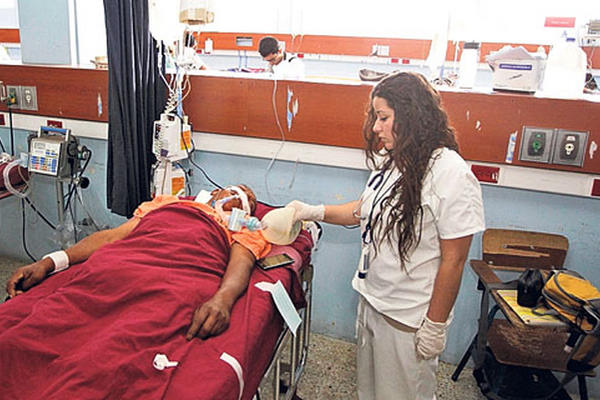 Debido a la falta de insumos por la falta de recursos, un paciente recibe respiración manual en el Hospital General San Juan de Dios.