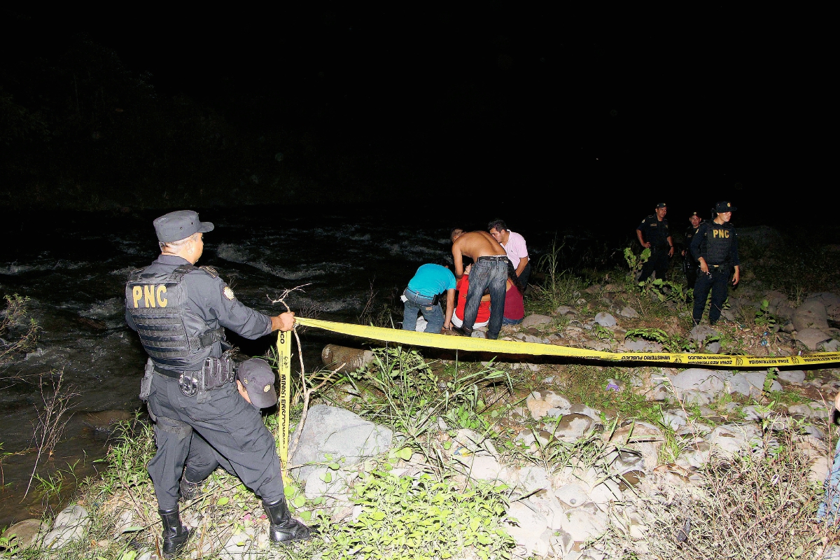 El cuerpo de Miranda fue encontrado a unos 500 metros de distancia de donde cayó. (Foto Prensa Libre: Rolando Miranda)