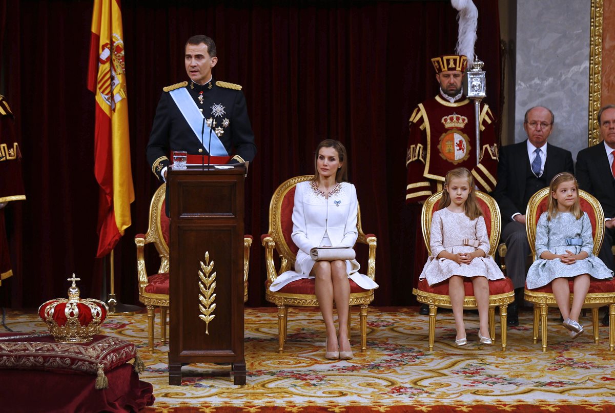 El Rey Felipe VI da su primer discurso como monarca español luego de su proclamación ante las Cortes, acompañado de su familia, la reina Letizia y sus hijas la princesa Leonor y la infanta Sofía el 19 de junio de 2014. (Foto: AP)