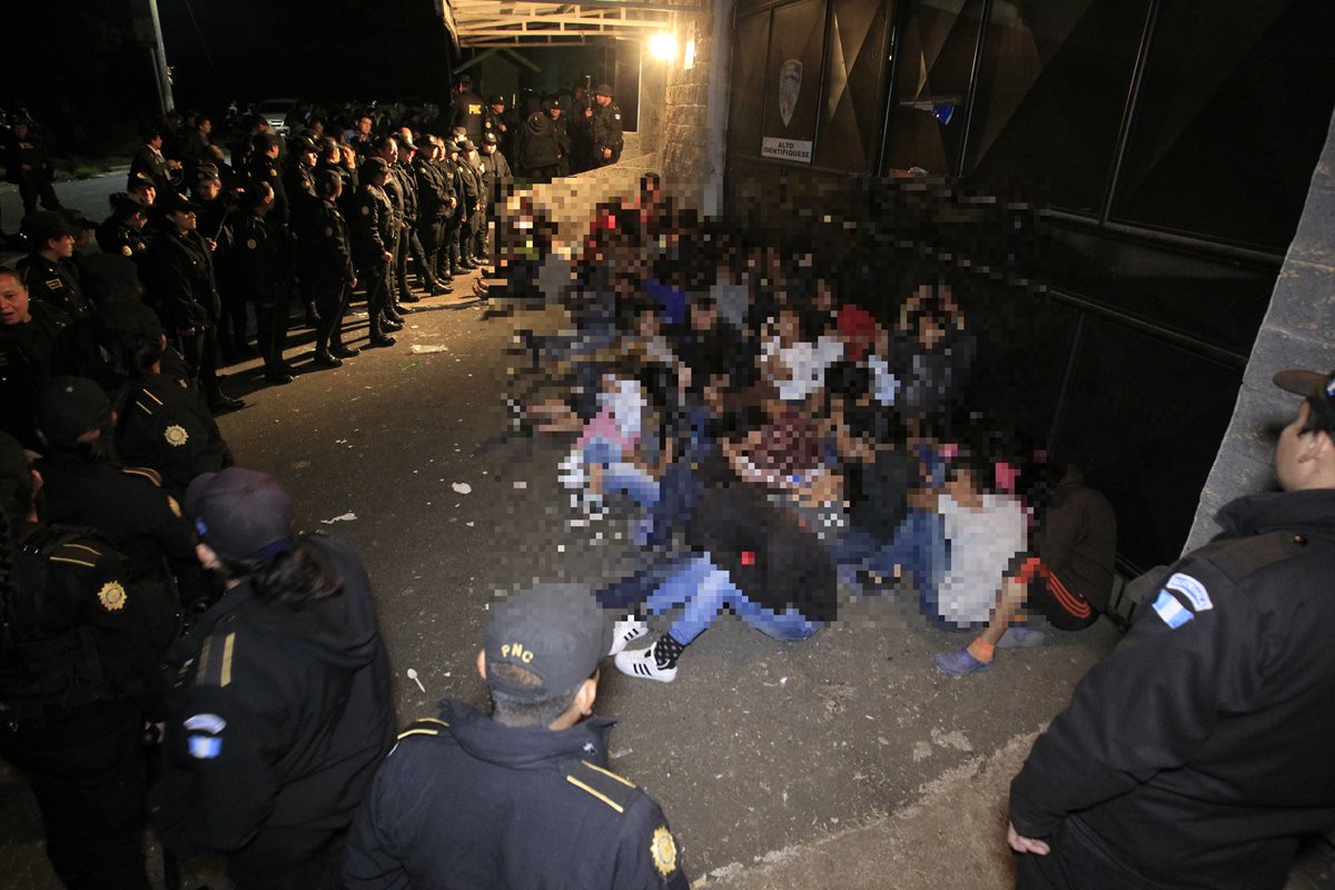 Esta imagen fue captada la noche del 7 de marzo, antes de que la PNC encerrara bajo llave a las niñas y adolescentes, de las cuales han muerto 41. (Foto Prensa Libre: Hemeroteca PL)