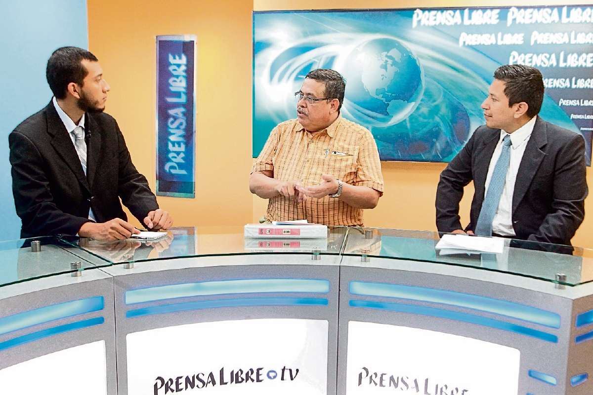 Víctor Hugo Figueroa, vicepresidente de la Asociación de Empresarios de Autobuses Urbanos —al centro—, conversa con los periodistas Henry Pocasangre y Álex Rojas.