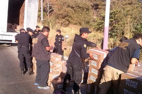 Agentes de la PNC descargan el camión que transportaba la droga en Barberena, Santa Rosa. (Foto Prensa Libre: Oswaldo Cardona)<br _mce_bogus="1"/>