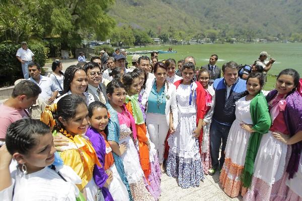 La vicepresidenta   Roxana Baldetti y otros funcionarios del Gobierno comparten con un grupo de niñas que participaron en la inauguración del plan para recuperar el Lago de Amatitlán.