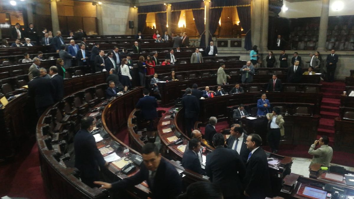 Diputados aprueban, después de varios días de discusiones, el presupuesto para el próximo año. (Foto Prensa Libre: Érick Ávila)