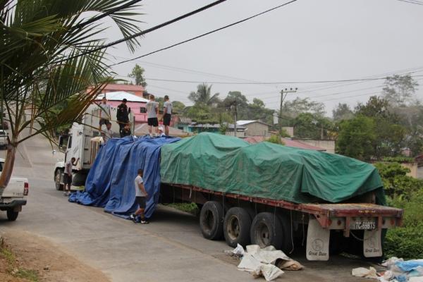 Autoridades decomisan maíz amarillo de contrabando en Melchor de Mencos, procedente de Belice. (Foto Prensa Libre: Rigoberto Escobar)