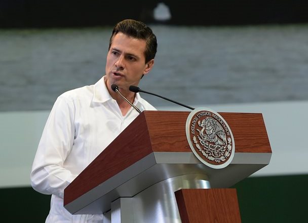 Peña Nieto, presidente de México, dice a aspirantes a la Casa Blanca que cerrar las fronteras es un error. (Foto Prensa Libre: EFE).