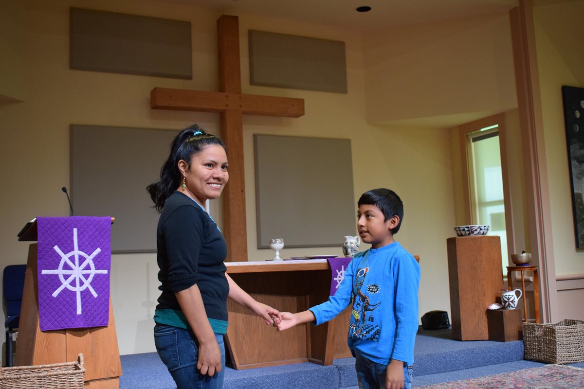 Hilda Ramírez y su hijo de 10 años viven en una iglesia de EE.UU. desde hace un año para evitar la deportación. (Foto Prensa Libre: EFE)