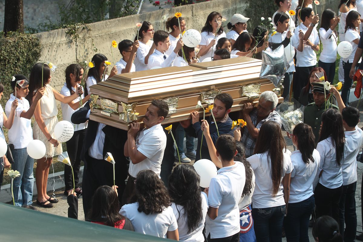 Familiares y amigos de Edward Alexander Aldana le dan el último adiós. (Foto Prensa Libre: Hemeroteca PL)