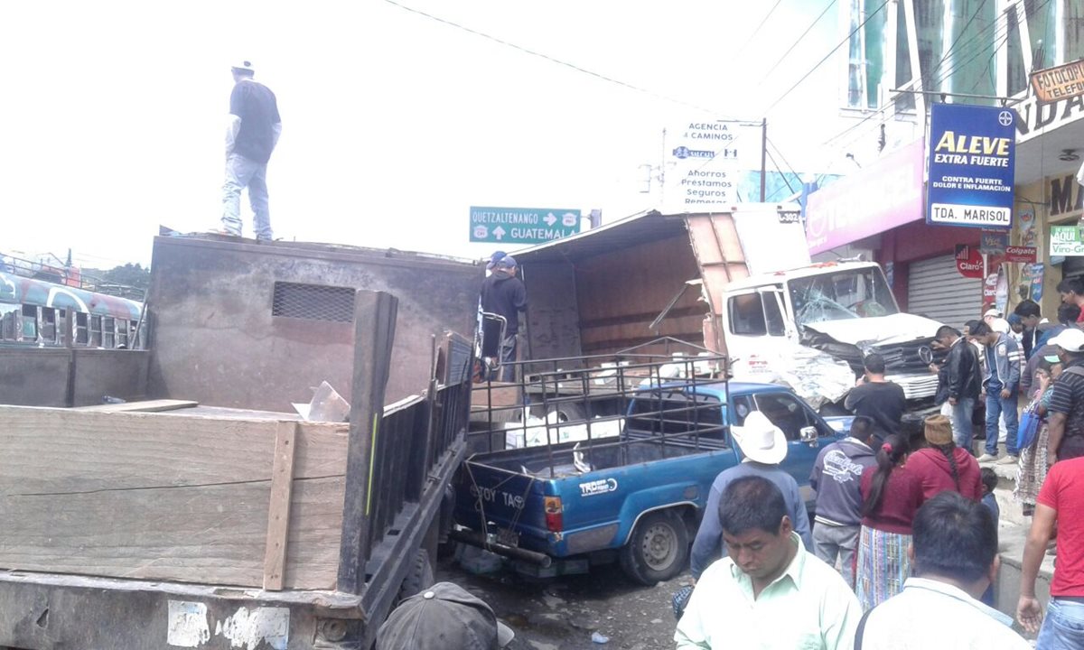 Automotores involucrados en accidente quedan dañados, en Cuatro Caminos, Totonicapán. (Foto Prensa Libre: Édgar Domínguez)