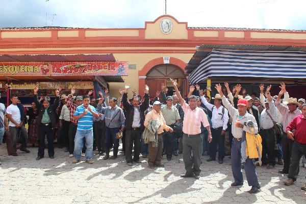 Pobladores se manifiestan   frente a  la Municipalidad de San Bartolo Aguas Calientes, Totonicapán, a la espera de un diálogo con el Concejo.