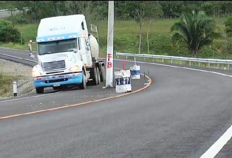 Postes quedan en medio de la carrtera en la Franja Transversal del Norte. (Foto Prensa Libre: Tomado de Guatevisión)
