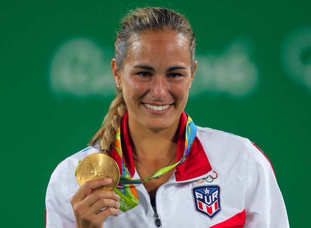Mónica Puig muestra feliz la medalla de oro olímpica en tenis femenino, la primera para su país Puerto Rico. (Foto Prensa Libre: AP)