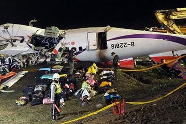 Un agente resguarda las pertenencias de los pasajeros de avión siniestrado. (Foto Prensa Libre: EFE)