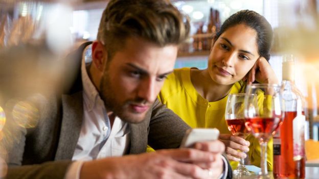 Si estás hablando con alguien, mejor no uses el teléfono. (Getty Images)