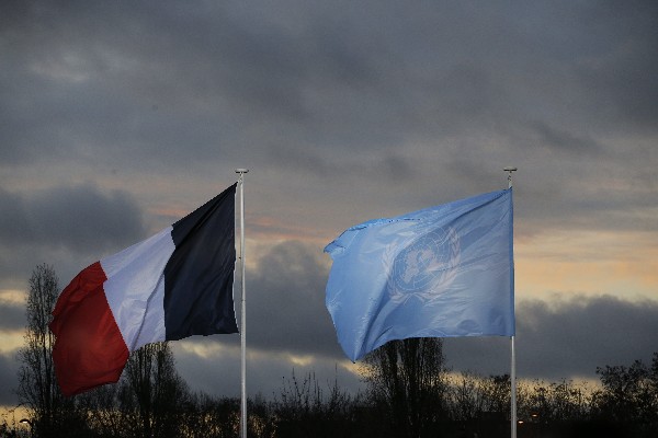 Las banderas de Francia y la ONU ondean durante la llegada de líderes a la cumbre sobre cambio climático COP21. (Foto Prensa Libre:EFE).