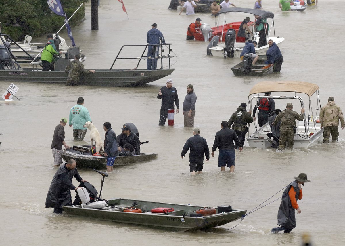 Varias personas son evacuadas de sus hogares inundados por el huracán Harvey.(Fot Prensa Libre:AP).