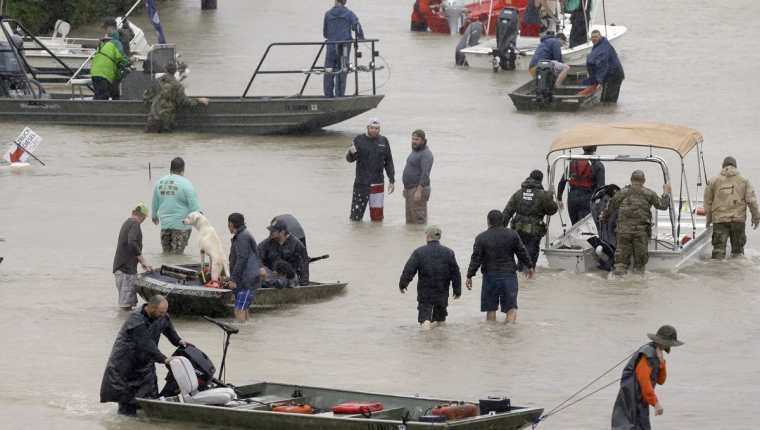 Varias personas son evacuadas de sus hogares inundados por el huracán Harvey.(Fot Prensa Libre:AP).